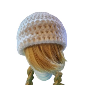 Puede incluir: Gorro de punto blanco con un patrón de punto texturizado. El gorro se muestra en un maniquí con cabello rubio.