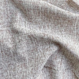 K&ouml;nnte beinhalten: Eine wei&szlig;e Keramik-Tasse mit schwarzem Henkel und dem Text "But First, Coffee" in schwarzer, fetter Schrift. Die Tasse steht auf einer wei&szlig;en Oberfl&auml;che.