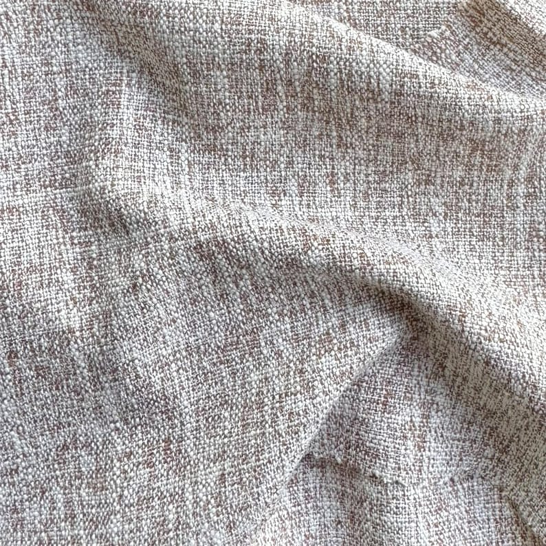 K&ouml;nnte beinhalten: Eine wei&szlig;e Keramik-Tasse mit schwarzem Henkel und dem Text "But First, Coffee" in schwarzer, fetter Schrift. Die Tasse steht auf einer wei&szlig;en Oberfl&auml;che.