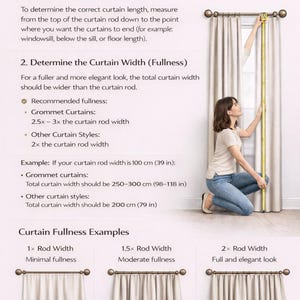 K&ouml;nnte beinhalten: Bildanleitung zum Messen von Vorh&auml;ngen. Text erkl&auml;rt das Messen von L&auml;nge und Breite. Eine Person kniet und misst einen Vorhang mit einem gelben Ma&szlig;band. Beispiele f&uuml;r die F&uuml;lle der Vorh&auml;nge: 1x, 1,5x und 2x der Stangenbreite.