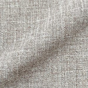 K&ouml;nnte beinhalten: Eine wei&szlig;e Keramik-Tasse mit schwarzem Henkel und dem Text "But First, Coffee" in fetter, schwarzer Schrift. Die Tasse steht auf einer Holzoberfl&auml;che. Die Tasse ist etwa 10 cm hoch.