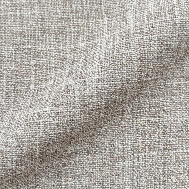 K&ouml;nnte beinhalten: Eine wei&szlig;e Keramik-Tasse mit schwarzem Henkel und dem Text "But First, Coffee" in fetter, schwarzer Schrift. Die Tasse steht auf einer Holzoberfl&auml;che. Die Tasse ist etwa 10 cm hoch.