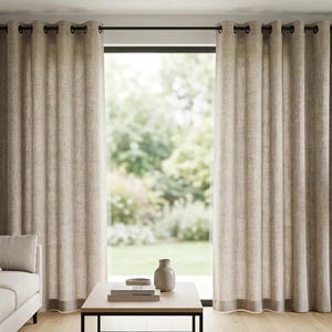 K&ouml;nnte beinhalten: Beige Leinen-Vorh&auml;nge mit &Ouml;sen h&auml;ngen an einer schwarzen Stange und umrahmen ein gro&szlig;es Fenster. Die Vorh&auml;nge werden mit einem hellen Sofa, einem Holztisch und einer Topfpflanze kombiniert, wodurch ein neutraler und einladender Wohnraum entsteht.