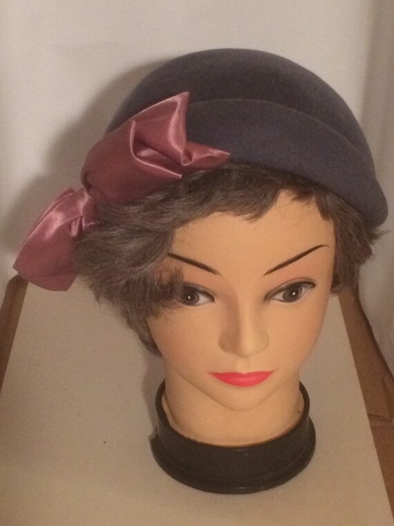 Grey wool felt hat with mauve bow - flapper style,