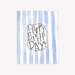 Cartão de Feliz Aniversário com Letras à Mão – Cartão de Aniversário Listrado Moderno em Aquarela, Saudação Minimalista Divertida, Design de Cartão Vertical Arrojado