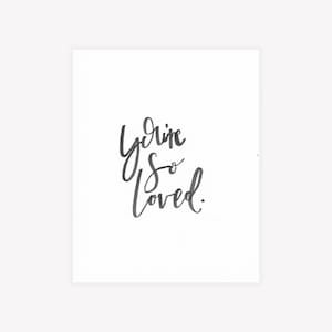 You're So Loved Karte - Handbeschriftete Ermutigungskarte, minimalistische Sympathie oder Thinking of You Note, Schwarz-Weiß-Pinselschrift