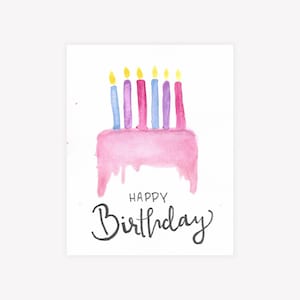 Cartão de aniversário em aquarela – Bolo rosa com velas – Cartão de feliz aniversário pintado à mão – Saudação alegre ilustrada – Conjunto ou individual