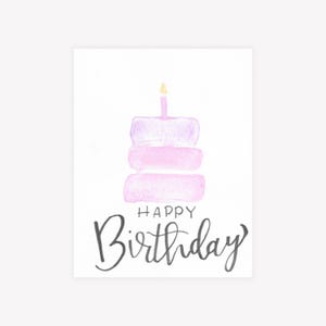 Cartão de aniversário em aquarela – Cartão de bolo de aniversário rosa, Cartão de feliz aniversário minimalista com letras feitas à mão e vela, Cartão de comemoração em tons pastel