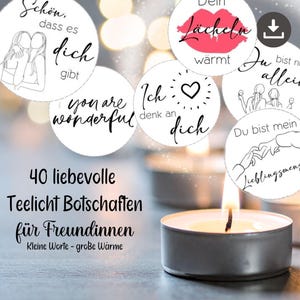 Puede incluir: Un conjunto de mensajes para velas de té para amigas, con diseños que incluyen frases como "Eres maravillosa" y "Pienso en ti." La imagen muestra velas encendidas y texto en alemán.