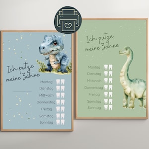 Op de afbeelding: Twee ingelijste tandhygiënekaarten voor kinderen. Eén toont een blauwe dinosaurus, de andere een groene dinosaurus. Beide hebben de Duitse tekst "Ich putze meine Zähne" en een wekelijkse poetstabel.