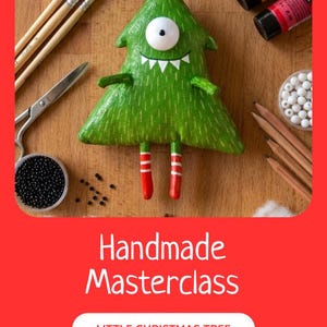 Könnte beinhalten: Ein handgefertigter grüner Weihnachtsbaum mit einem großen weißen Auge, kleinen Armen und rot-weiß gestreiften Beinen. Der Baum hat einen gezackten Mund und ist von Kunstzubehör umgeben, darunter Farbe, Pinsel und Schere. Der Text "Handmade Masterclass" und "LITTLE CHRISTMAS TREE" ist ebenfalls vorhanden.