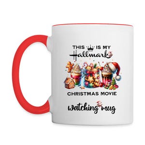 Taza de café viendo películas navideñas