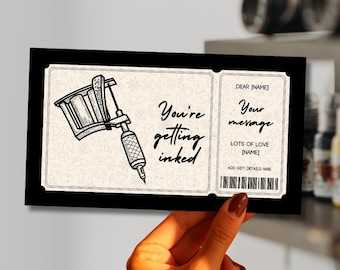 Può includere: Un buono regalo in bianco e nero con un'illustrazione di una macchinetta per tatuaggi e la scritta "You're getting inked". Il buono include spazio per un messaggio e i dettagli del destinatario, con un codice a barre in basso.