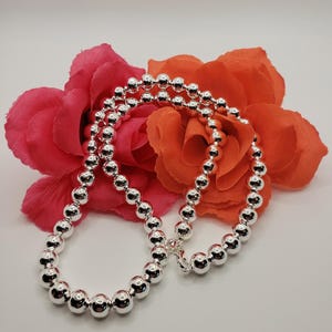 Collier de 50 cm (20 pouces) en perles rondes, lisses et polies, creuses, de 8 mm. Élégant et raffiné.