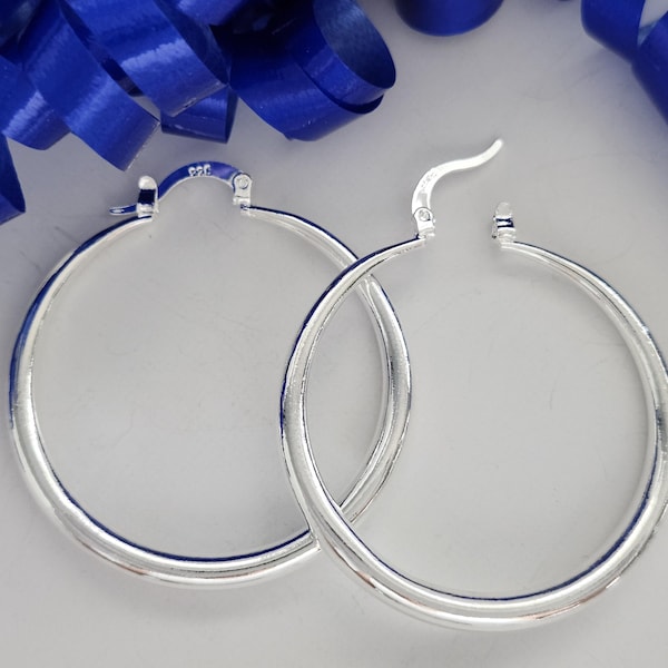 Boucles d'oreilles créoles rondes et lisses de 40 mm. Grandes créoles minimalistes et larges.