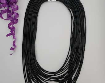 Collier accessoire tendance unique. Bavoir bohème multicouche. Fermeture magnétique