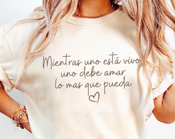 Camiseta com citação em espanhol, camiseta de orgulho latino, cores confortáveis, enquanto se está vivo, deve-se amar o máximo possível, mensagem positiva hispânica.