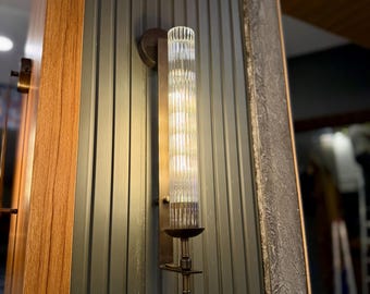 Vintage Wandleuchte aus Messing mit gerippter Glasröhre, handgefertigtes Art-Deco-Licht, antik inspirierte vertikale Wandleuchte, Schlafzimmerleuchte, Wandleuchte