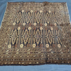 Tapete quadrado caucasiano antigo, tingido naturalmente, com efeito desgastado e pelo baixo, feito à mão em lã Ali Khwaja (1,04 x 1,04 m)