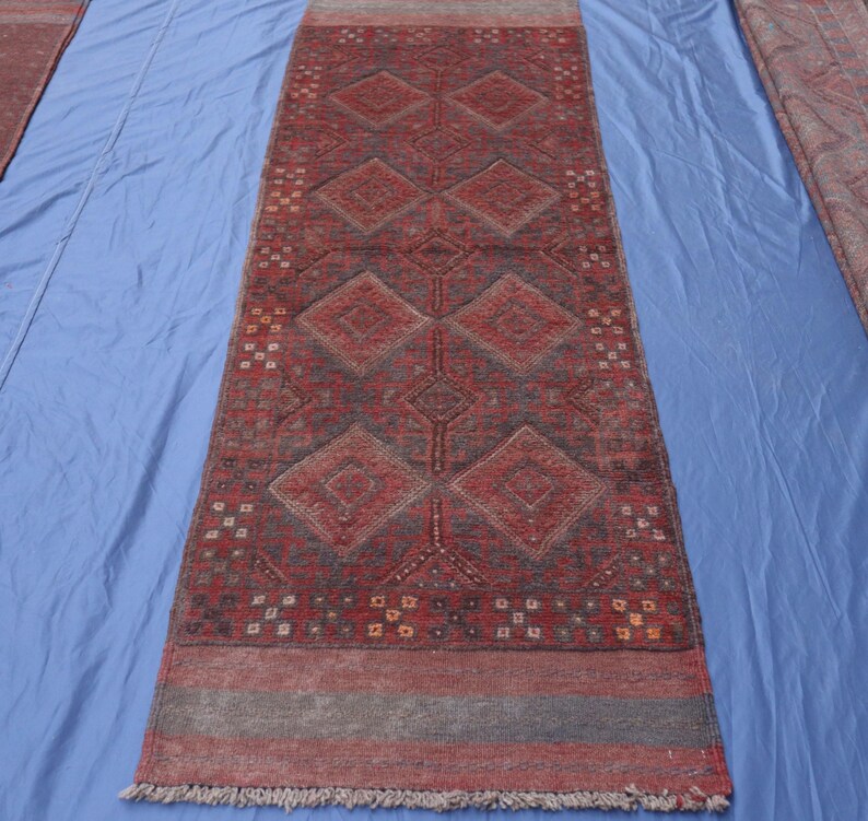 Handgemaakte Mushwani-loper 2 x 8, rode geometrische keukenloper, Afghaans tapijt in antieke stijl, tribale diamantwol smalle ingang lange pluche stapel afbeelding 2