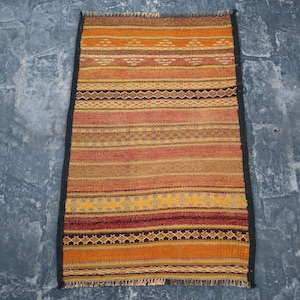 Alfombra Kilim de tejido plano hecha a mano, felpudos, alfombra única, alfombra única en su tipo, alfombra única de casa de campo, alfombra tribal tejida en lana.