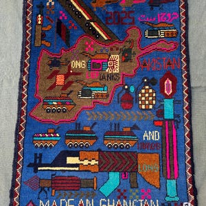 Alfombra de lana anudada a mano con mapa de Afganistán en azul real / Alfombra decorativa pequeña con diseño militar pictórico de 2025, rifle AK47 y tanque, estilo arte popular.