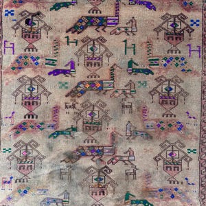 Alfombra pictórica rara del siglo XIX, alfombra con imágenes de ciervos, cabras y pavos reales, alfombra de terracota descolorida para colgar en la pared, alfombra infantil tejida a mano en lana.