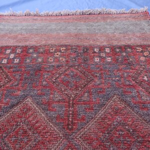 Handgemaakte Mushwani-loper 2 x 8, rode geometrische keukenloper, Afghaans tapijt in antieke stijl, tribale diamantwol smalle ingang lange pluche stapel afbeelding 6
