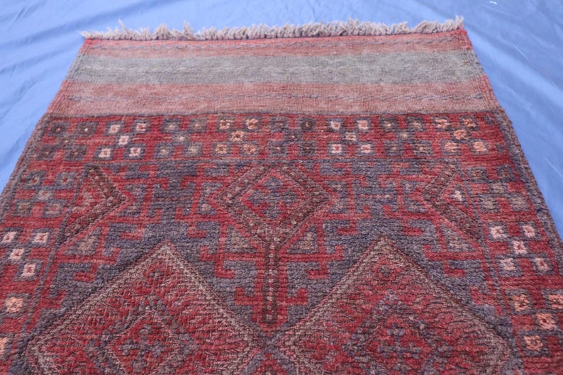 Handgemaakte Mushwani-loper 2 x 8, rode geometrische keukenloper, Afghaans tapijt in antieke stijl, tribale diamantwol smalle ingang lange pluche stapel afbeelding 6