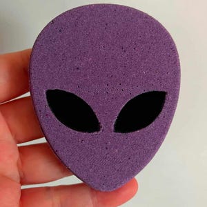 Lila Alien 3D Badekometen