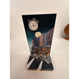 Reloj de sobremesa con diorama de escena urbana, firmado por Pascale Judet en 2004.