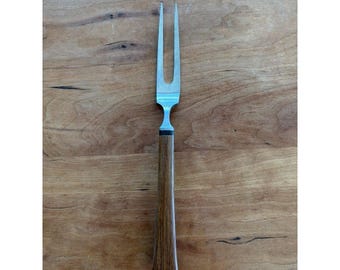 Tenedor para trinchar de acero inoxidable con mango de baquelita y madera de teca, estilo moderno de mediados de siglo, fabricado en Japón.