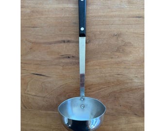 Cucharón de acero inoxidable vanadio EKCO Flint vintage con mango remachado negro.