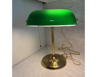 Lámpara de escritorio de banquero vintage con pantalla de cristal verde.