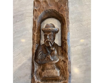 Vintage handgesneden houten muurreliëf van man die een pijp rookt