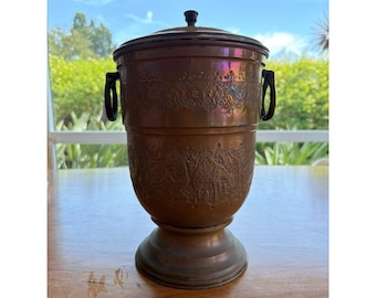 Cubitera de cobre vintage cincelada a mano con tapa, con motivos de camello y palmera.