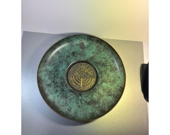Cuenco de latón con pátina verde israelí antiguo con medallón del León de Judá y la Menorá,