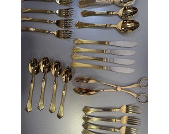 Juego de cubiertos International Silver GOLDEN FLAIR con baño de oro, 26 piezas.