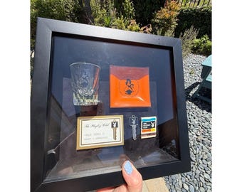 Juego de vitrina vintage del Playboy Club con vaso de chupito, cenicero, llave y cerilla.