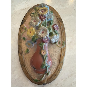 Jarrón ovalado de hierro fundido vintage con relieve floral pintado a mano de 10 cm (4") — Antiguo