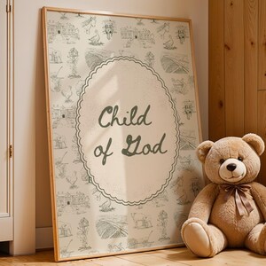 Puede incluir: Un estampado enmarcado con el texto "Child of God" en un óvalo decorativo, sobre un fondo beige con escenas de granja esbozadas. Un gran oso de peluche con un lazo marrón se sienta junto al estampado. La habitación tiene paneles de madera.