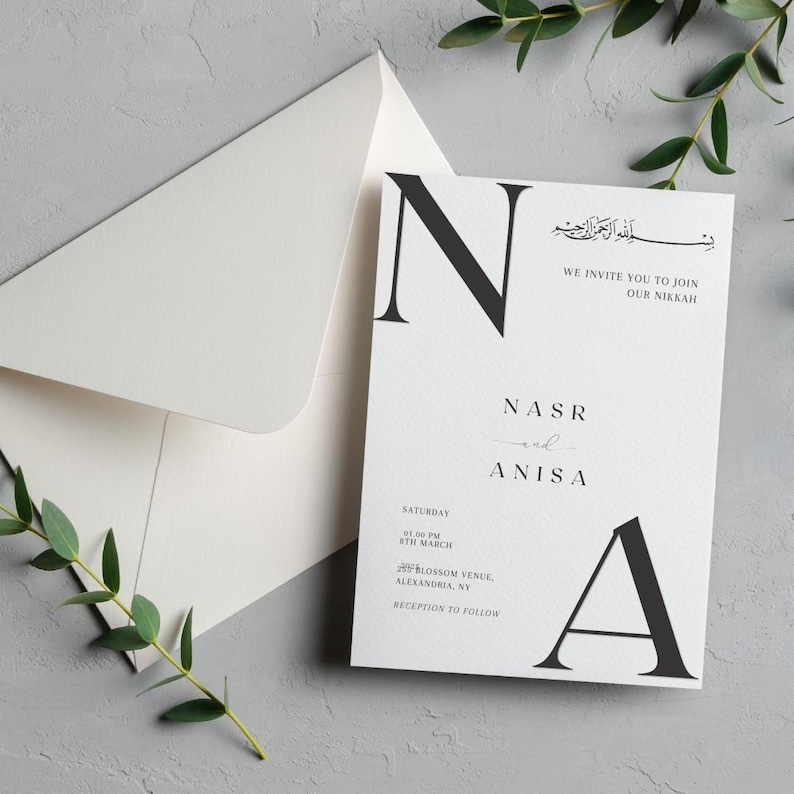 Puede incluir: Una invitaci&oacute;n de boda blanca con caligraf&iacute;a negra. La invitaci&oacute;n presenta los nombres "Nasr" y "Anisa" y la fecha "S&aacute;bado, 19:00, 8 de marzo". La invitaci&oacute;n tambi&eacute;n incluye el lugar "Blossom Venue, Alexandria, NY" y el texto "Recepci&oacute;n a seguir".