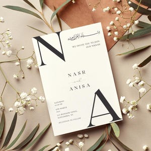 Puede incluir: Una invitaci&oacute;n de boda con fondo blanco y texto negro. La invitaci&oacute;n presenta los nombres "NASR" y "ANISA" en letras grandes y en negrita. El texto tambi&eacute;n incluye la fecha y la hora de la boda, as&iacute; como la ubicaci&oacute;n. La invitaci&oacute;n est&aacute; decorada con un dise&ntilde;o floral sencillo.