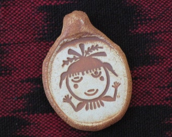 Colgante Tewa Earth Goddess Stoneware Rock Petroglyph