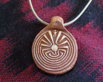 Collar con colgante de arcilla de arte rupestre del hombre en el laberinto