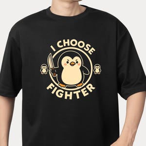 Camiseta unisex de guerrero pingüino: ilustración de animales de dibujos animados, diseño de pájaro de hielo, ropa de invierno encantadora