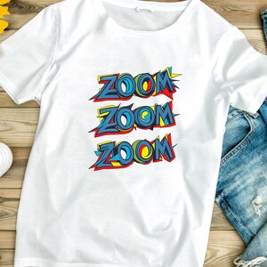Camiseta unissex ZOOM estilo quadrinhos, camiseta gráfica com letras maiúsculas coloridas para um clima energético, presente divertido para amantes da ação, camiseta gráfica dinâmica