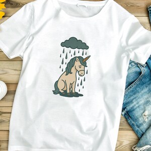 Camiseta de unicornio triste, camiseta de caballo melancólico, camiseta de tristeza emocional, camiseta unisex de soledad, camiseta caprichosa de nube de lluvia.