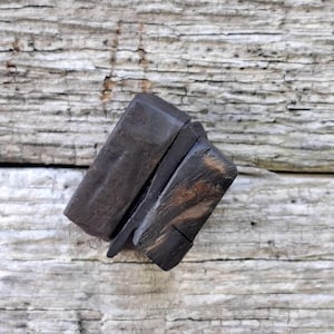 Furasta a iompar - Irish bog oak brooch