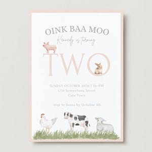 Pode incluir: Convite de aniversário rosa e branco com o texto "OINK BAA MOO" e "Kennedy está fazendo DOIS anos". O convite apresenta animais de fazenda, incluindo um porco, um coelho, uma galinha, uma vaca e um cordeiro.